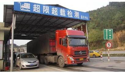 每月8次全省統(tǒng)一行動，重拳整治貨車超限超載，護(hù)航道路普通貨物運(yùn)輸安全